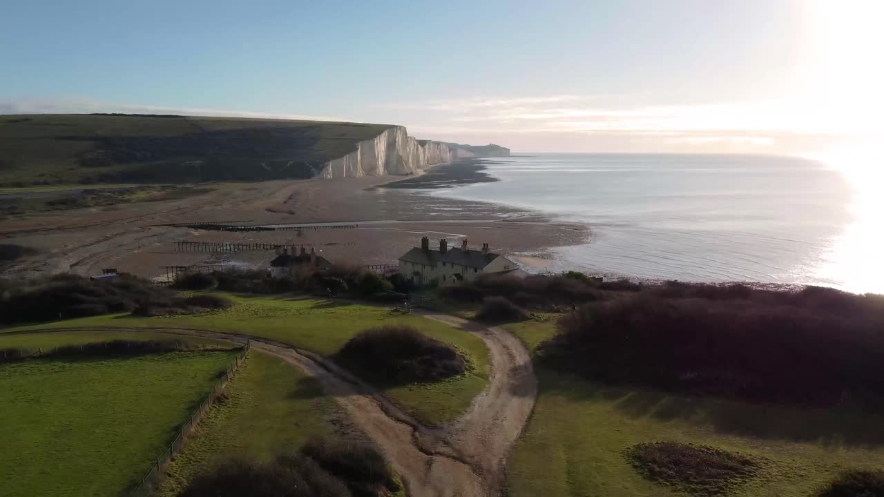 imágenes aéreas de drones de 4k de los acantilados marinos de tiza de las siete hermanas y el valle de cuckmere, inglaterra
