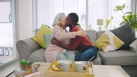 abrazo, desayuno y mujer con un paciente mayor