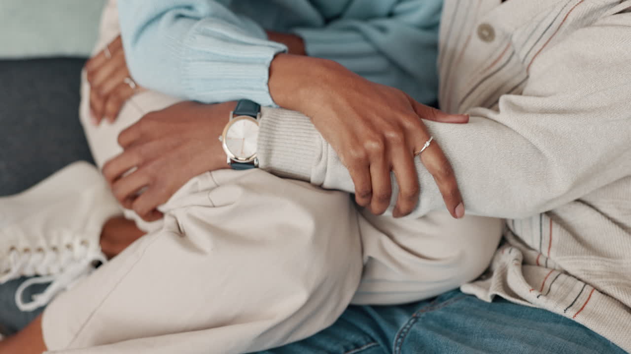 편안함, 포옹과 커플의 손을  ⁇ 안고