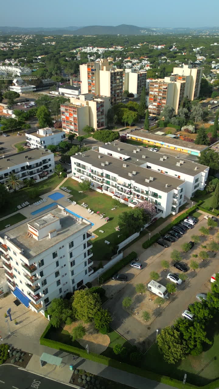 Vista aerea verticale dell'area residenziale di Vilamoura con grattacieli