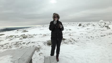 Mujeres-Con-Gafas-De-Sol-Comiendo-Hot-Dog-En-El-Paisaje-De-Nieve-ártica