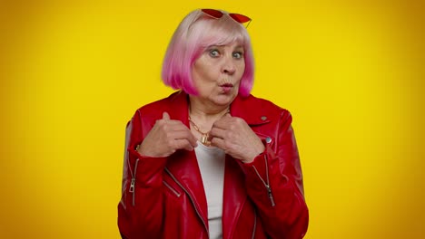 desconcertada sin idea madura anciana abuela mujer levantando las manos en gesto impotente, pregunta difícil