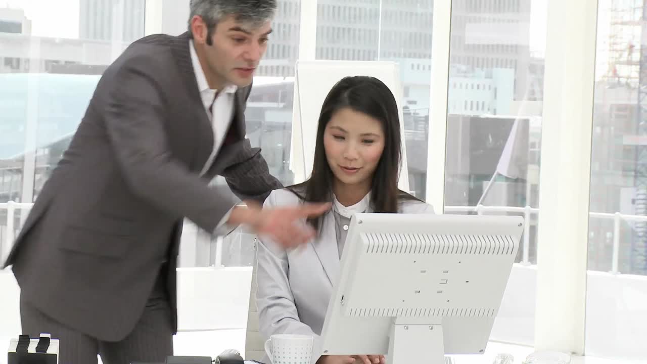 긍정적 인 사업가 가 동료 를 돕고 있다