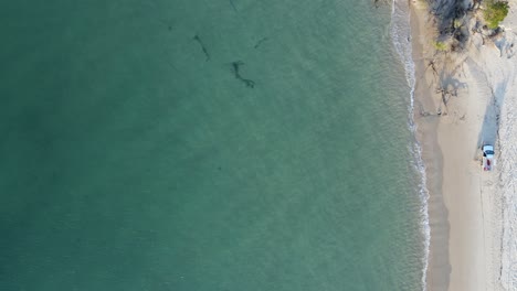 vehículo 4x4 acampando junto a las cristalinas aguas de un popular lugar de vacaciones
