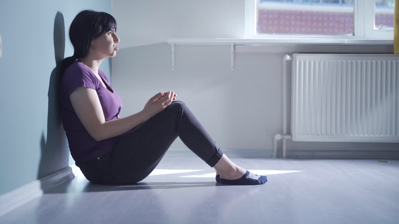 두려움으로 주위를 둘러보는 여자.