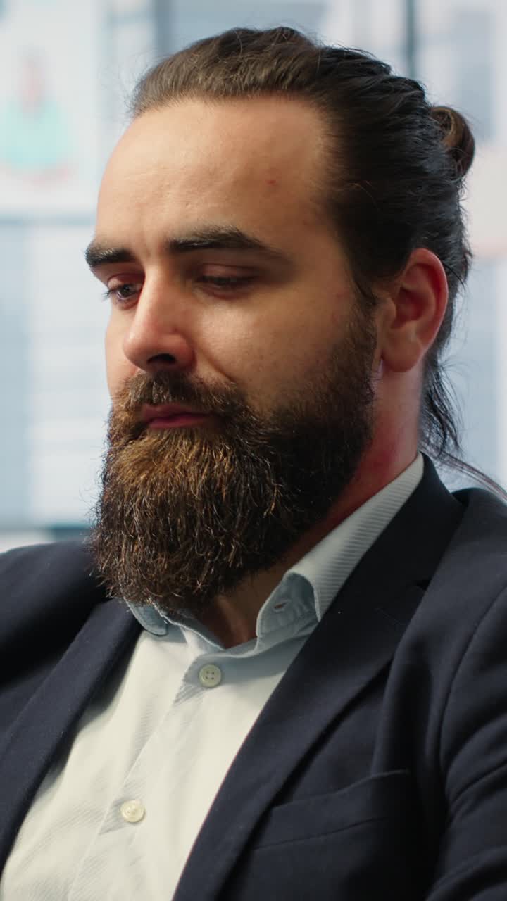 Video verticale: CEO determinato che lavora al laptop in un ufficio moderno per creare un'analisi