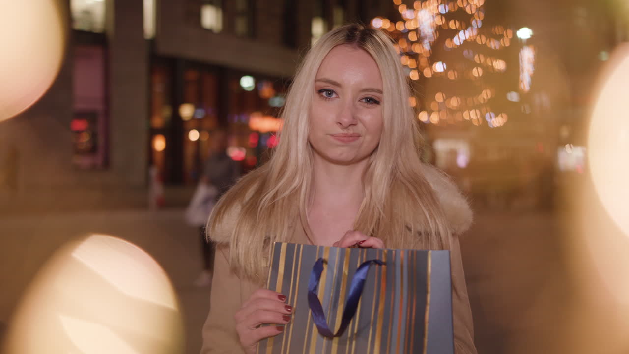 una joven atractiva está decepcionada con el regalo que recibe.