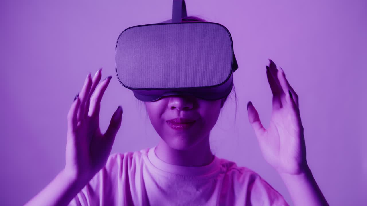 wanita mengenakan headset vr