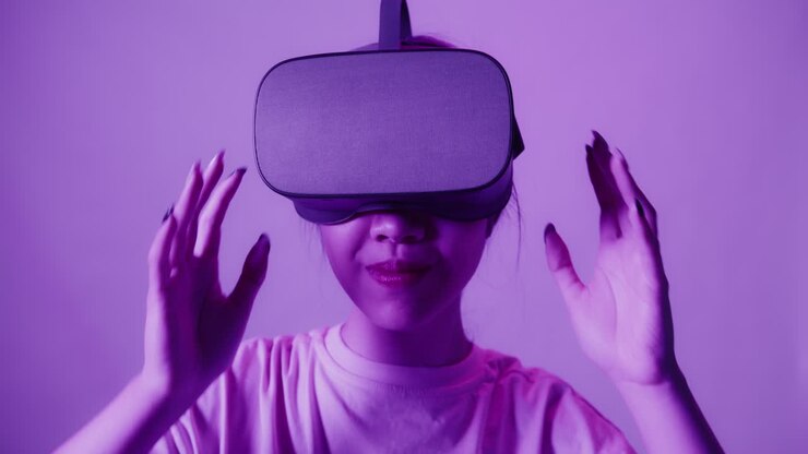 Donna che indossa un auricolare VR
