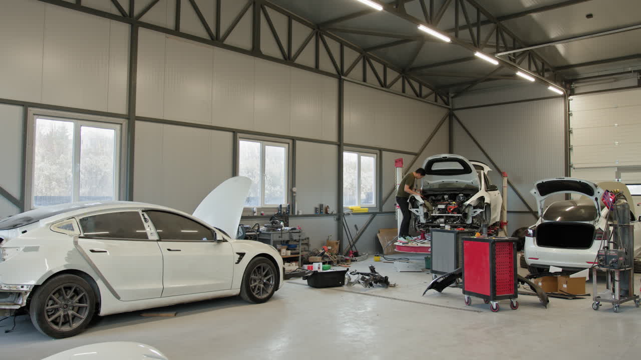 Oficina Mecânica com um Tesla Model S na Área de Reparo.