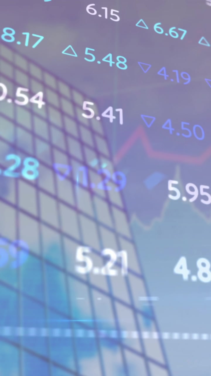 Animazione di grafici e un tabellone di trading su una vista dal basso di un edificio contro un cielo nuvoloso.