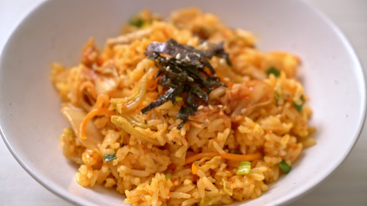 arroz frito kimchi con algas y sésamo blanco - estilo de comida coreana