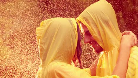 pareja feliz abrazada en el parque durante la lluvia