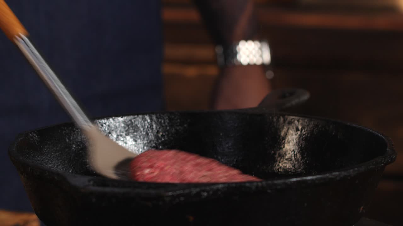 cocinando un filete en una sartén de hierro fundido