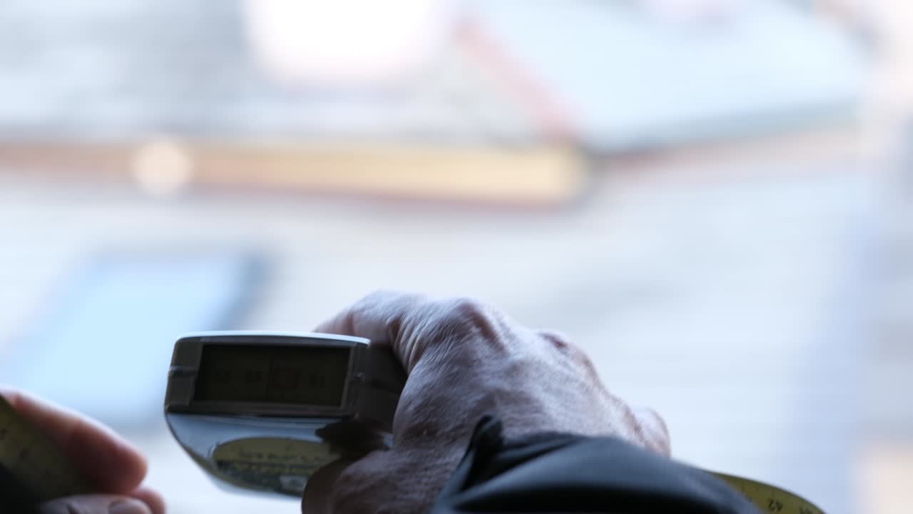 창문 설치를 위해 측정하는 사람