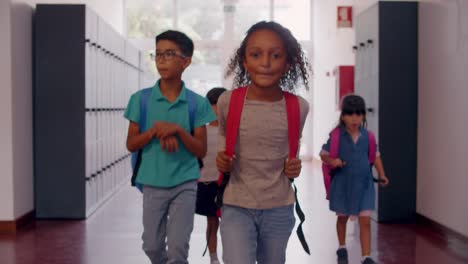 vista frontal de un grupo diverso de escolares de diferentes edades caminando