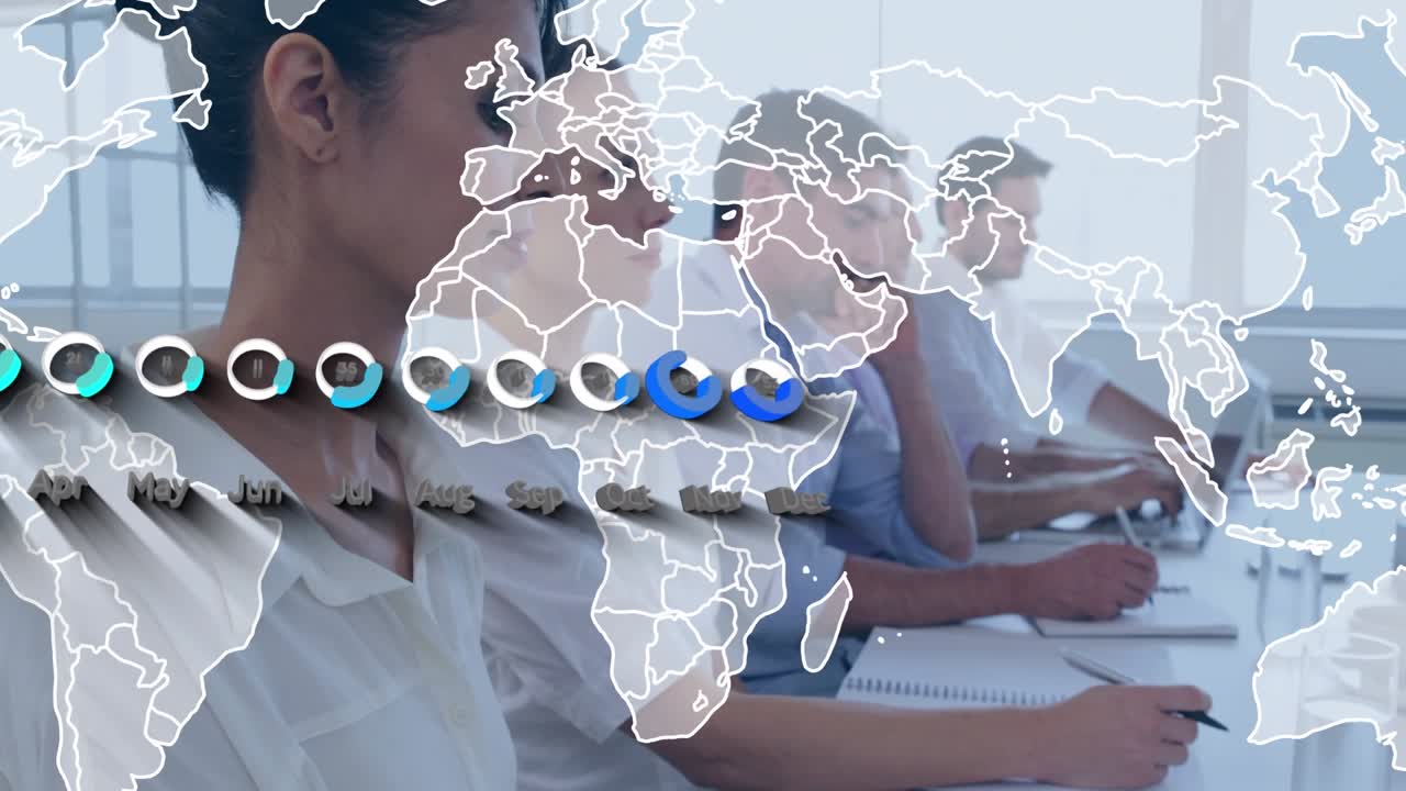 Animazione dell'elaborazione di dati statistici su mappa del mondo, con diverse persone che lavorano in ufficio.