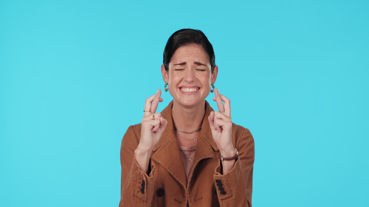 얼굴, 희망과 손가락을  ⁇ 는 여자