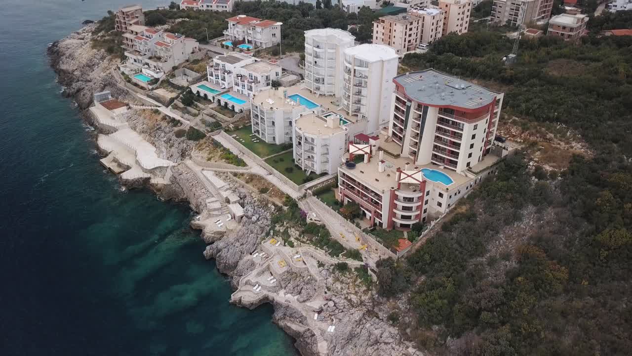 수영장과 바다를 볼 수 있는 해안 아파트