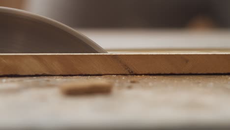 corte de azulejos de baño de cerámica con un disco abrasivo, primer plano. procesamiento de las baldosas para el baño, corte de baldosas, en perfil