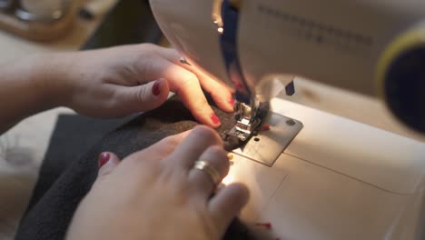 Primer-Plano-De-Manos-Femeninas-Recortadas-Tejido-De-Costura-En-Máquina-De-Fabricación-Profesional