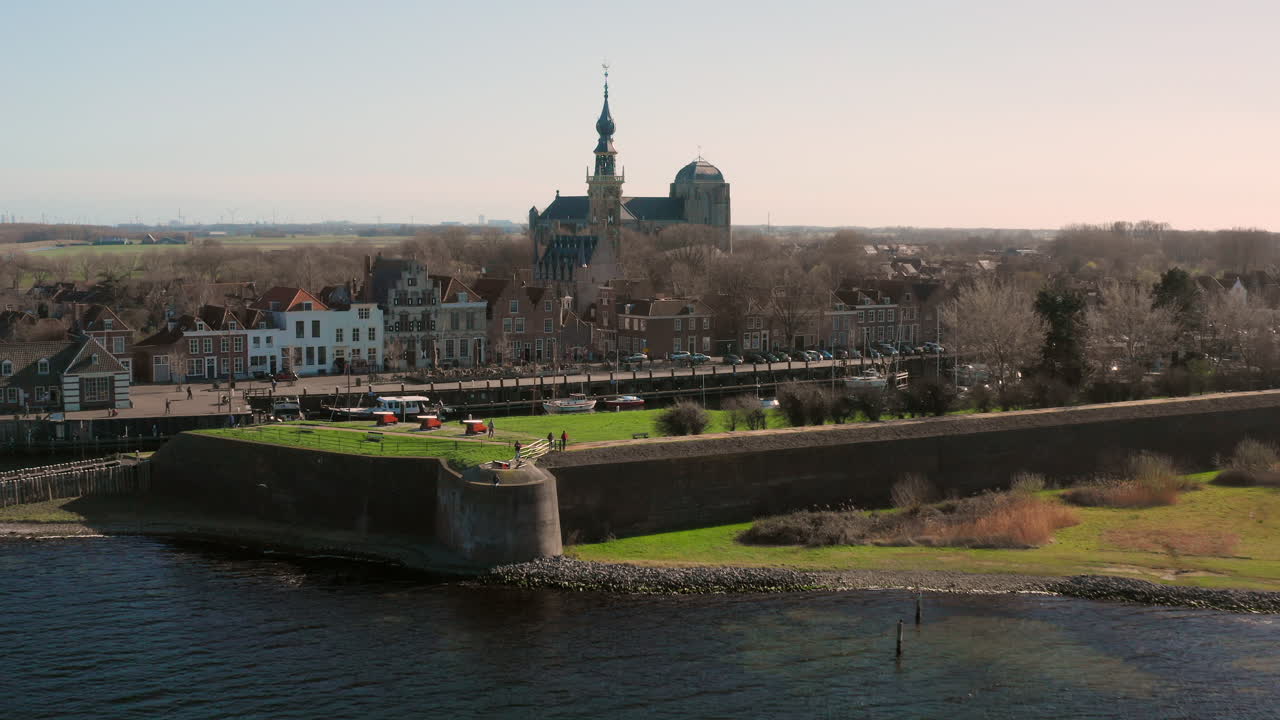 항공: 봄날 오래된 항구와 교회가 있는 유서 깊은 마을 비어레