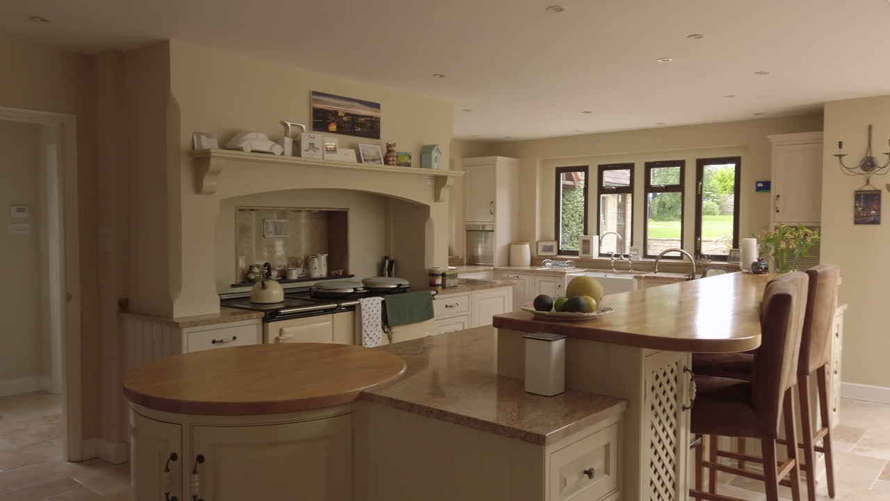 Panoramica da sinistra a destra di una grande cucina contemporanea in una casa di campagna.