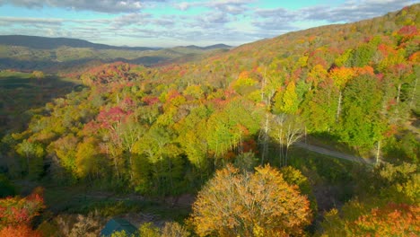 Die-Helle-Morgensonne-Scheint-über-Den-Bunten-Herbstblättern-In-North-Carolina