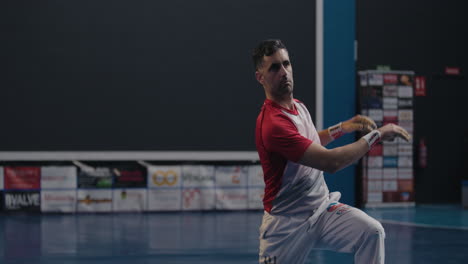 jugador de pilota valenciana golpeando un voleo de mano de conducción