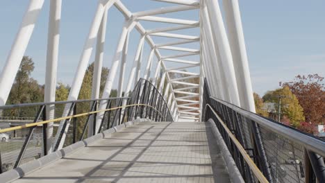 Brückenarchitektur-Im-Zeitraffer---Schattenbewegungen