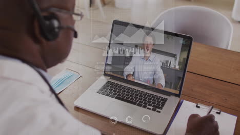 animación de procesamiento de datos digitales sobre empresario afroamericano en llamada de video portátil