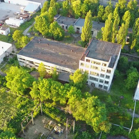 viejos edificios de fábricas blancas