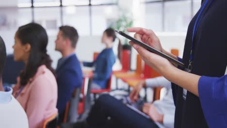mujer de negocios usando una tableta digital en la sala de conferencias