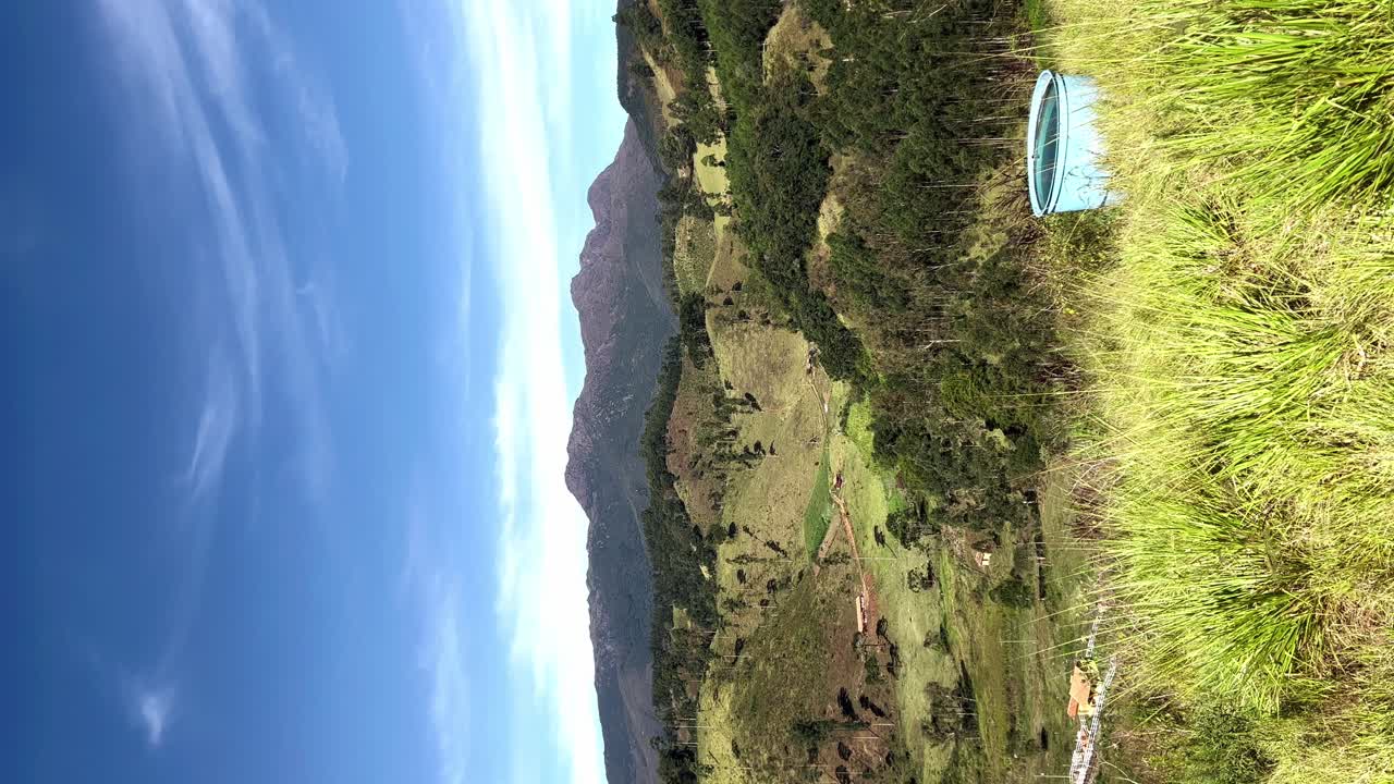 cabañas en el bosque, entorno verde, vista del bosque tomada desde la cima de la montaña