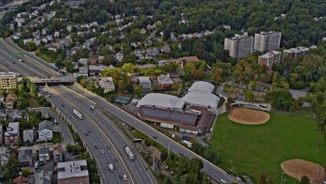 white plains new york aerial v9 drone con toma panorámica circular vuela alrededor del vecindario capturando la autopista de westchester y el paisaje urbano a lo largo del horizonte - filmado con cámara inspire 2, x7 - octubre de 2021