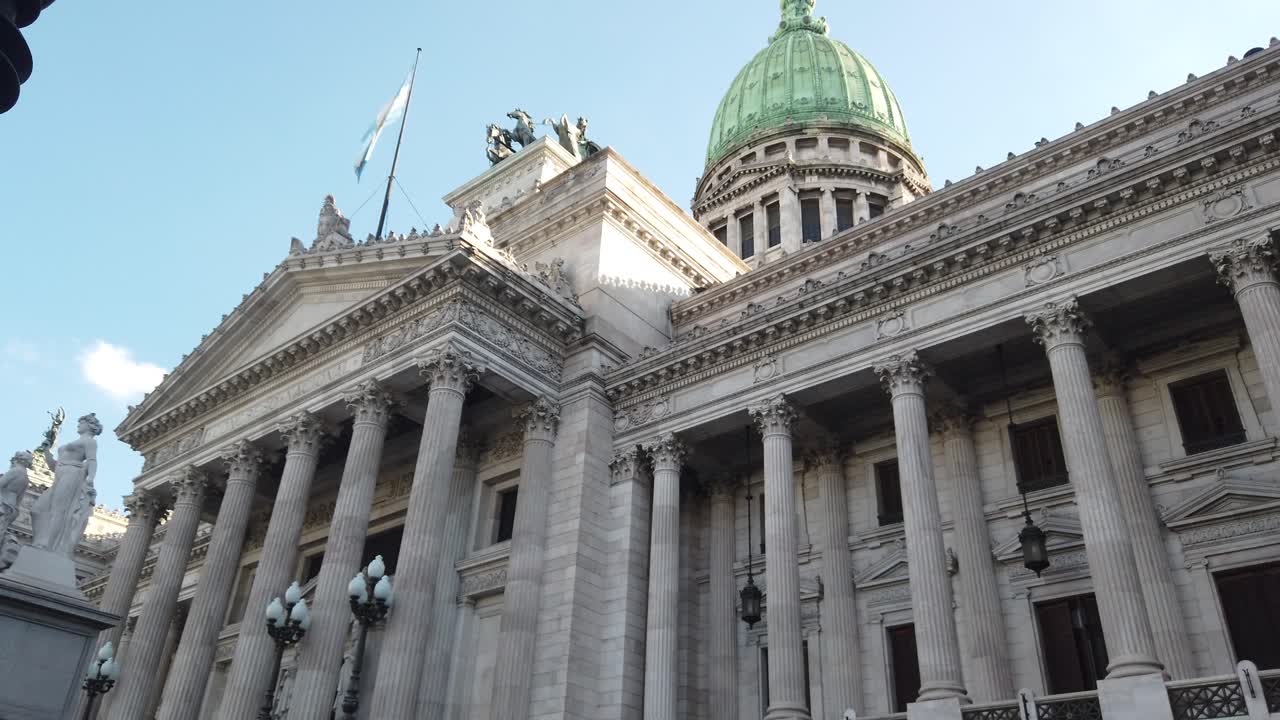Lenta panoramica che inquadra il Palazzo del Congresso Nazionale Argentino a Buenos Aires