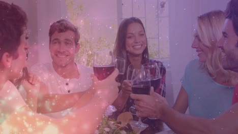 animación de luces sobre felices amigos caucásicos masculinos y femeninos brindando con vino