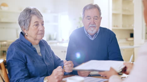 abogado, testamento o pareja de ancianos con contrato para firmar
