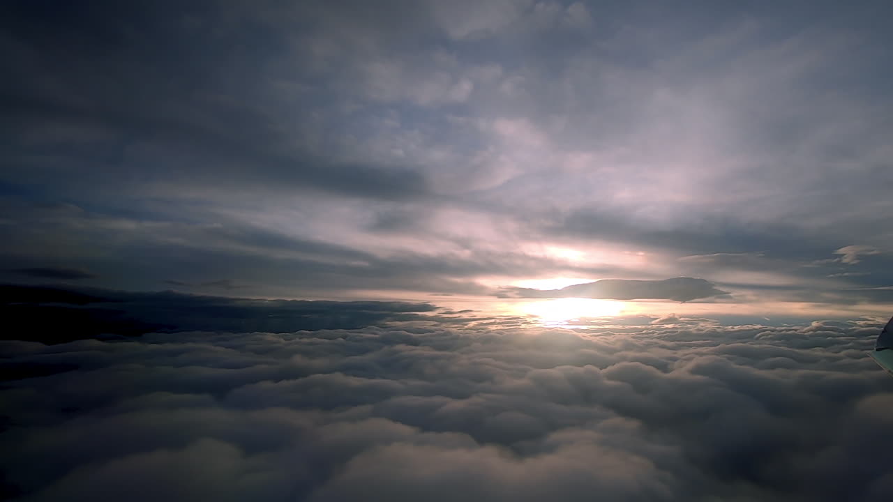 Guardando le nuvole e la città di Da Nang dall'aereo in Asia