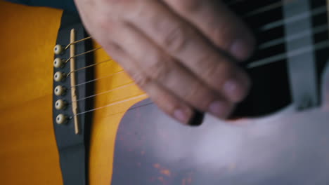 El-Guitarrista-Conecta-El-Conector-A-La-Salida-Plateada-De-La-Guitarra-Acústica.