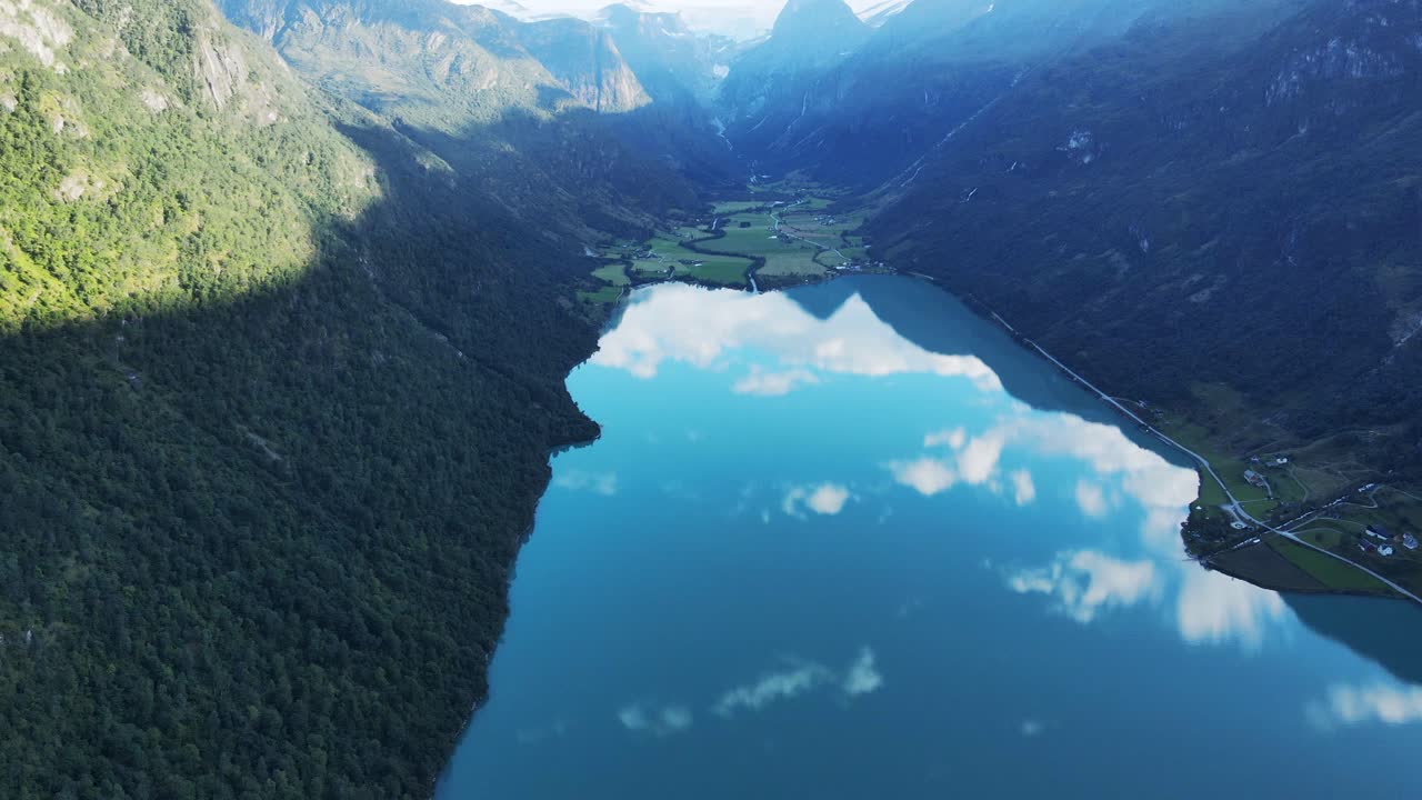 노르웨이의 아름다운 oldevatnet 빙하 호수와 유명한 briksdalsbreen 빙하