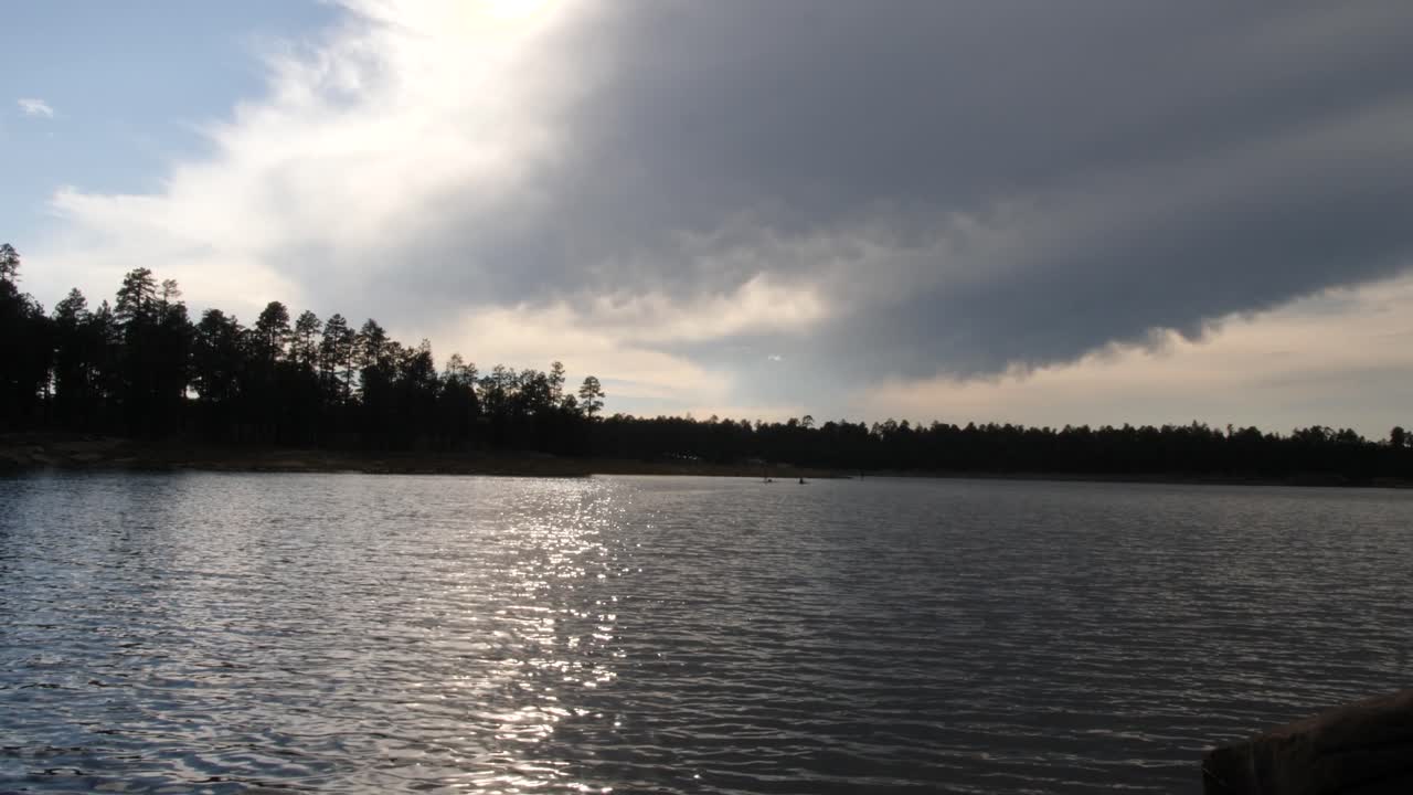 대비되는 빛을 내는 해가 지는 강둑