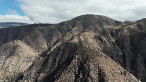 Atemberaubende-Luftaufnahme-Einer-Rauen-Wüstenberglandschaft-Mit-Einer-Drohne