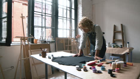 artista in uno studio d'arte