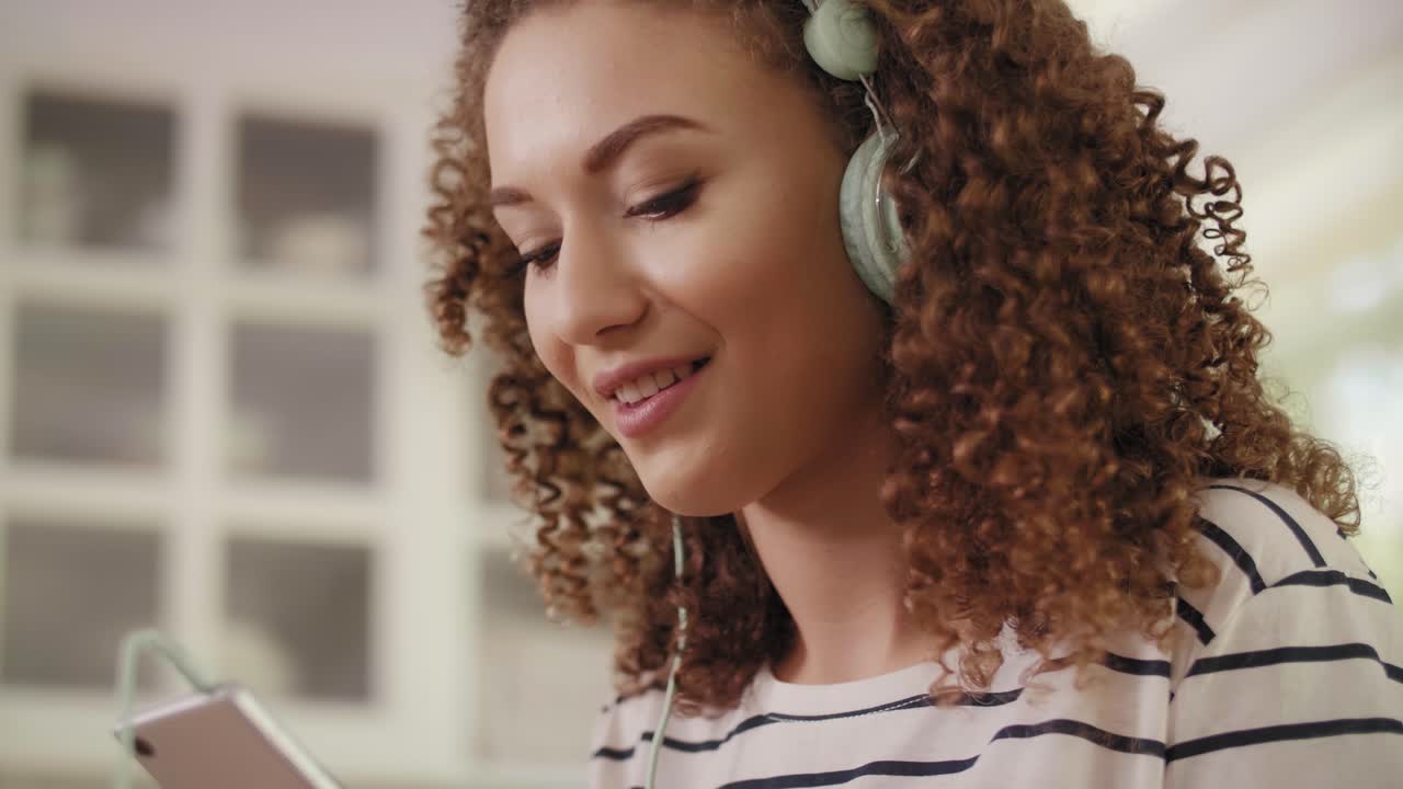 Donna che ascolta musica in cucina/Rzeszow/Polonia