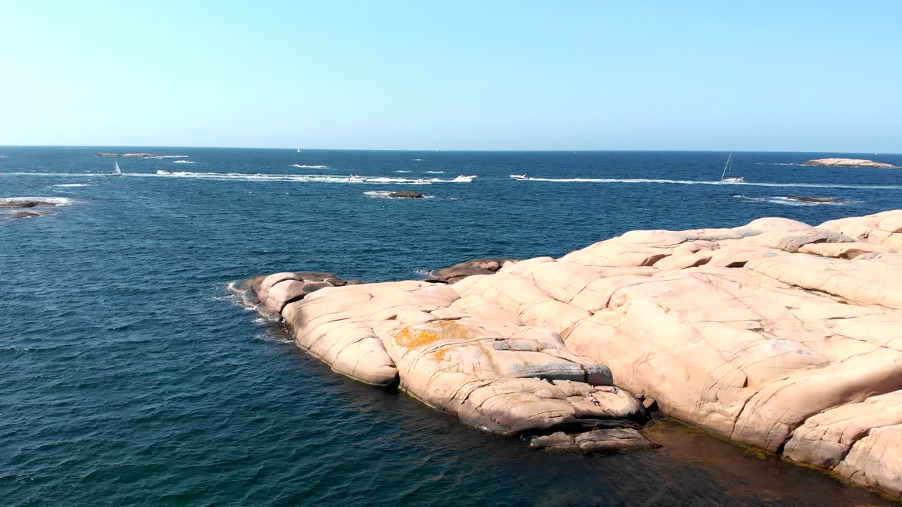 Droneoptagelse fra luften der flyver over en kapsejlads på havet i Bohuslän, Sverige
