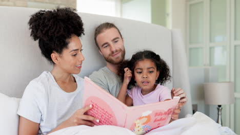 Padres,-Cama-O-Niño-Leyendo-Un-Libro-De-Cuentos