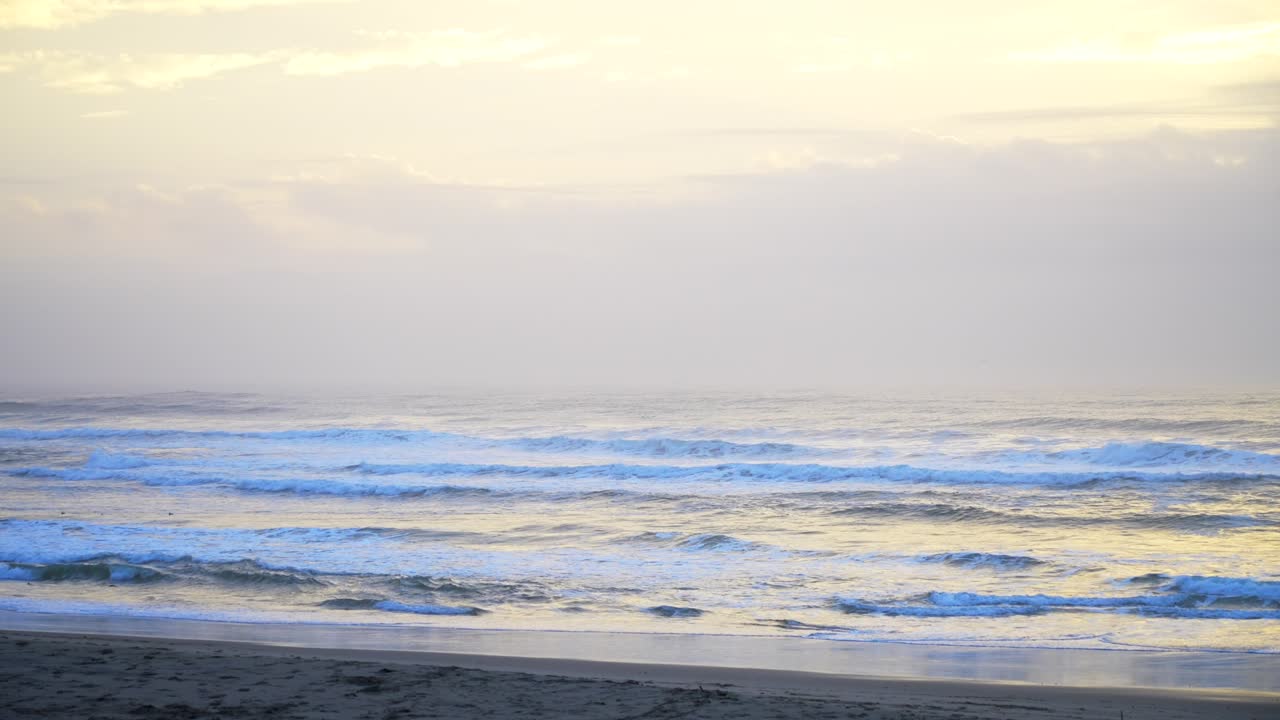 활기찬 노란색 해가 지고 새들이 날아다니며 평화로운 해안선 해변 파도가 태평양에 부히고 캘리포니아 빅 서 샌 시메온 샌 루이스 오비스포 구름 층 골든 아워 코스트 드라이브 고속도로 1 정적