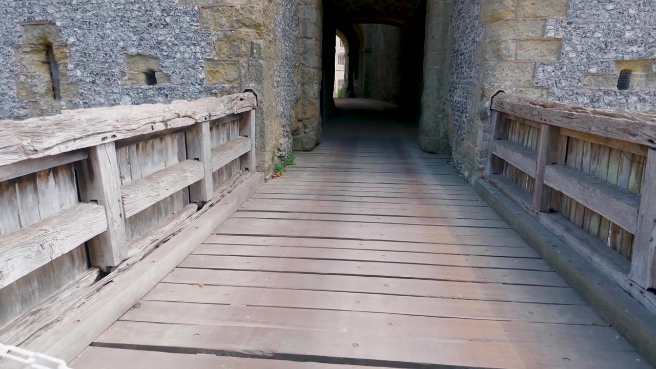 Cartello privato del Castello di Arundel su una catena blocca il ponte di legno e l'accesso alla portineria, limitando l'ingresso a un'area proibita. Sicurezza, controllo accessi, dettaglio di un punto di riferimento storico