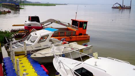 bote drigger estacionado en el muelle